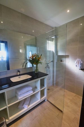 Poreamme, hiustenkuivaaja, pyyhkeet, saippua