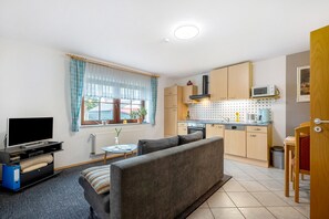 TV, DVD player, stereo - Apartment 'Am Tivoli' with Private Terrace, Private Garden and Wi-Fi (Hermeskeil)