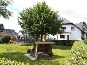 Property grounds - Apartment 'Am Tivoli' with Private Terrace, Private Garden and Wi-Fi (Hermeskeil)