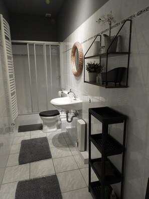 Een douche, gratis toiletartikelen, een haardroger, handdoeken