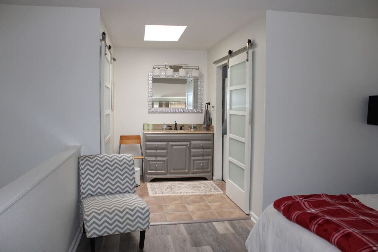 1 chambre, bureau, fer et planche à repasser, accès au Wi-Fi (inclus)