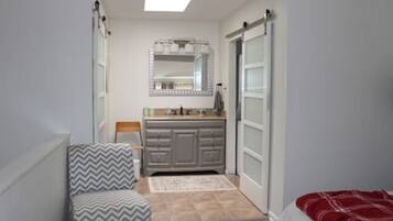 1 chambre, bureau, fer et planche à repasser, Wi-Fi gratuit