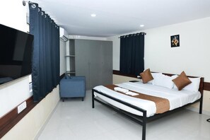 A modern hotel room with a bed, a TV, a wardrobe, and a desk. - Hotel Banyan Tree (Bengaluru)