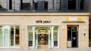 A building with a storefront labeled "célib yeoui" and "emart 24".