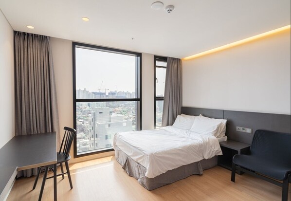 デラックス ダブルルーム | セーフティボックス (室内)、遮光カーテン、WiFi (無料)、ベッドシーツ