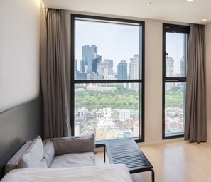 Quarto casal luxo | Cofres nos quartos, cortinas blackout, Wi-Fi de cortesia, roupa de cama