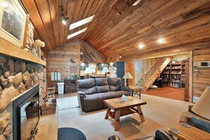 Smart TV, fireplace, books - Cedar Lodge on Dells Lake near Clam Lake, WI (Cable)