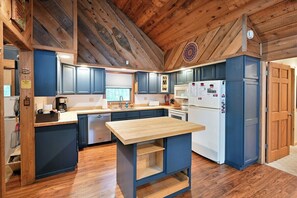 Fridge, microwave, oven, stovetop - Cedar Lodge on Dells Lake near Clam Lake, WI (Cable)