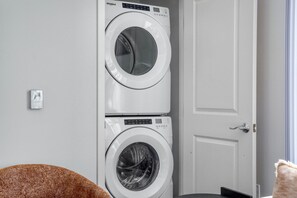 Interior - Luxe Lower Queen Anne 1BR w/ Garden, BBQ & Game Room, by Blueground (Seattle)