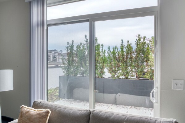 TV, stereo - Luxe Lower Queen Anne 1BR w/ Garden, BBQ & Game Room, by Blueground (Seattle)