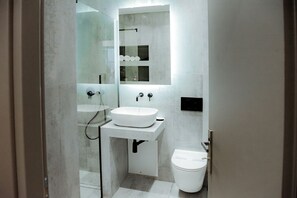 Kamar Junior | Kamar mandi | Shower, pancuran hujan, perlengkapan mandi gratis, dan pengering rambut