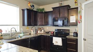 Kylskåp, mikrovågsugn, ugn och spishäll