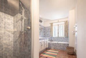 Shower, hair dryer, towels - Villa Les Olivettes – Luxury villa with Heated Pool & Stunning Views (Fayence)