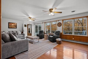 Smart-TV, peis, bordtennis og bøker