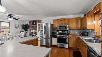 Kjøleskap, mikrobølgeovn, ovn og kokeplater