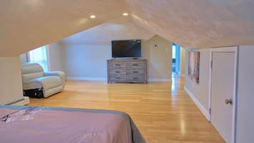 4 bedrooms, desk, iron/ironing board, travel crib