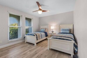 3 Schlafzimmer, Schreibtisch, Bügeleisen/Bügelbrett, Reisekinderbett