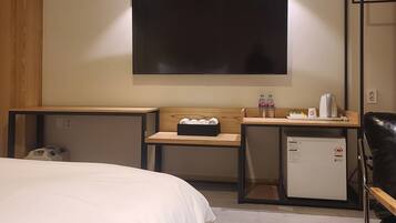 Doppia Deluxe | Area soggiorno | TV LED 75 pollici con canali via cavo, Netflix, film pay-per-view