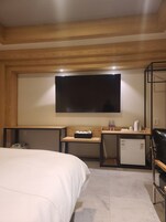 华丽双人房 | 起居区 | 75-英寸LED 电视（配备有线频道）、Netflix、收费电影