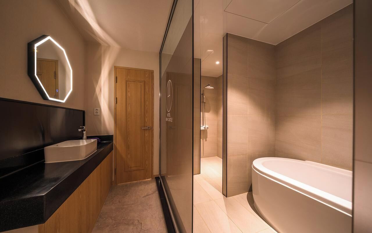 Deluxe Twin kamer | Badkamer | Een regendouche, gratis toiletartikelen, een haardroger, badjassen