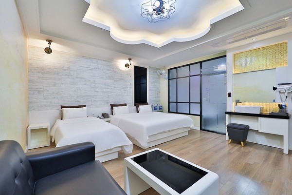 Family Twin Room | Premium bedding, desk, laptop workspace, soundproofing