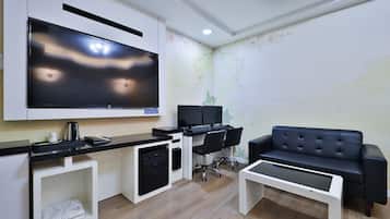 Family Twin Room | In-room dining