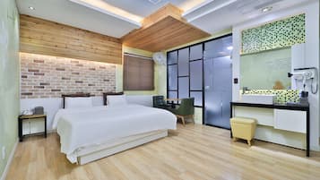 1 bedroom, premium bedding, desk, laptop workspace