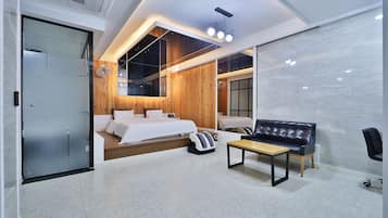 Business Suite | Premium bedding, desk, laptop workspace, soundproofing