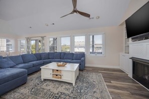 TV, caminetto, lettore DVD, libri