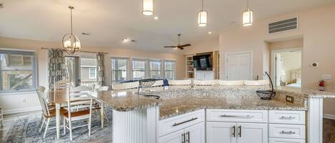 Refrigerador, microondas, horno, placa de cocina