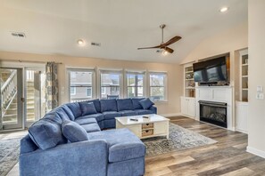 TV, fireplace, DVD player, books