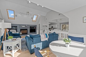 Fernseher, Tischfußball, Bücher, Stereoanlage