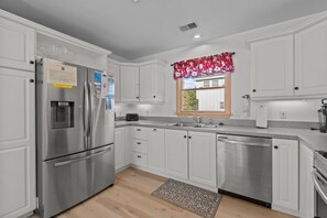 Frigorifero, microonde, piano cottura, lavastoviglie