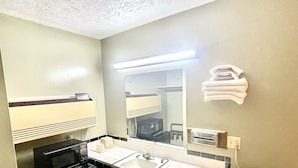 Combined shower/tub, hydromassage showerhead, towels, soap - Imperial Motel (Mullins)