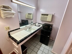 Een bad/douchecombinatie, een hydromassagedouche, handdoeken, zeep