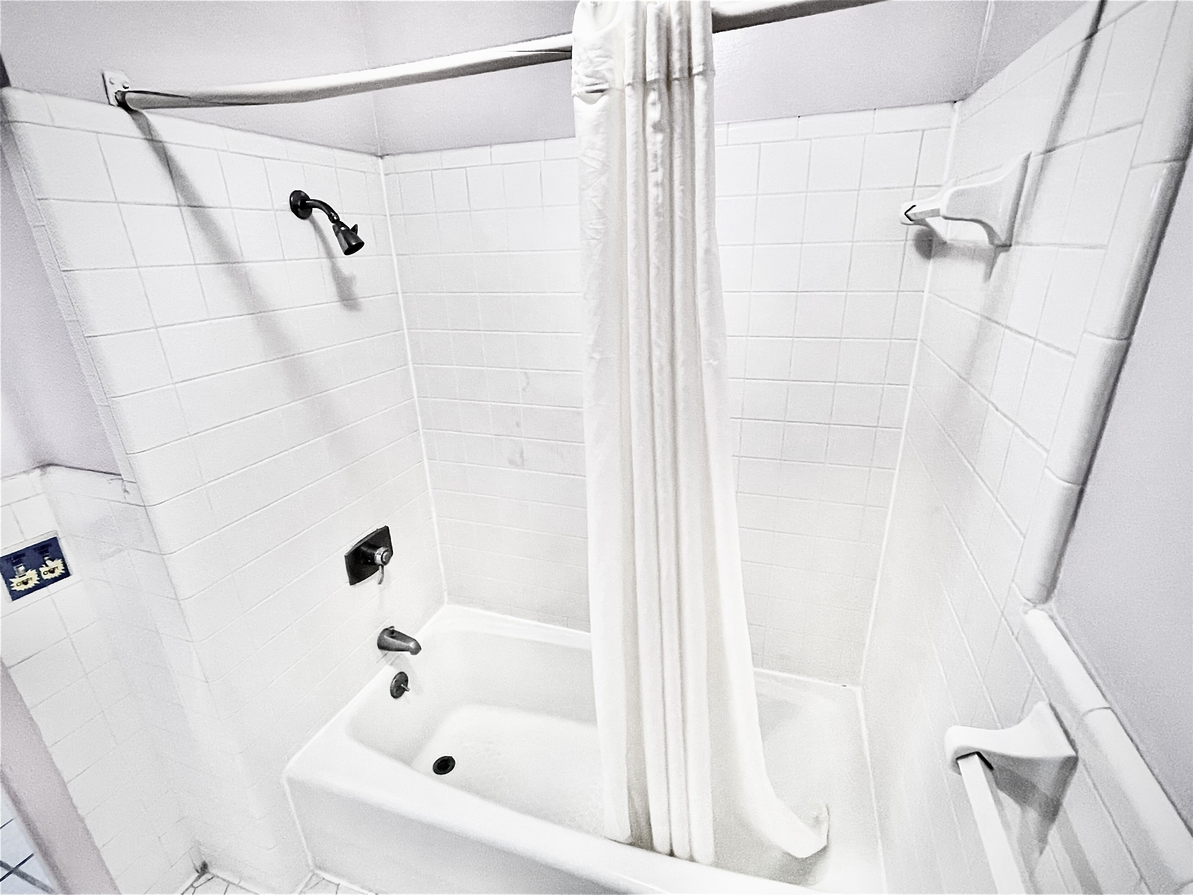 Combined shower/bathtub, hydromassage showerhead, towels, soap