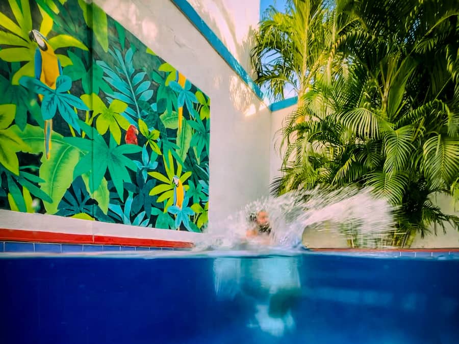 Una piscina al aire libre (de 07:00 a 23:00), sombrillas, tumbonas