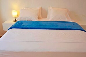 Blackout drapes, free WiFi, bed sheets - The Blue House Hostel - Santa Marta (Santa Marta)