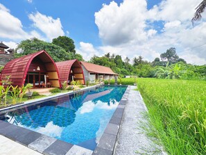 Una piscina al aire libre
