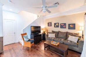 TV - Serene Beachside 4BR Home - Walk to the Beach (San Diego)