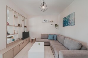 2 bedrooms, free cots/infant beds - Villa Siesta With Private Pool (Zakynthos)