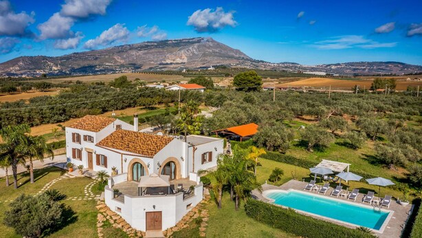 A villa with a swimming pool, surrounded by olive groves and a mountain in the background. - Villa Donna Agaver 6 Emma Villas (Paceco)