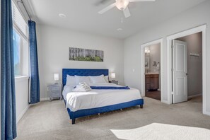 3 bedrooms, desk, laptop workspace, iron/ironing board - Top Flight (Colorado Springs)