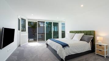 3 bedrooms, desk, iron/ironing board, travel crib