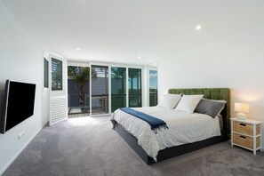 3 bedrooms, desk, iron/ironing board, travel cot