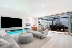 Smart-TV, Kamin, Arbeitsbereiche