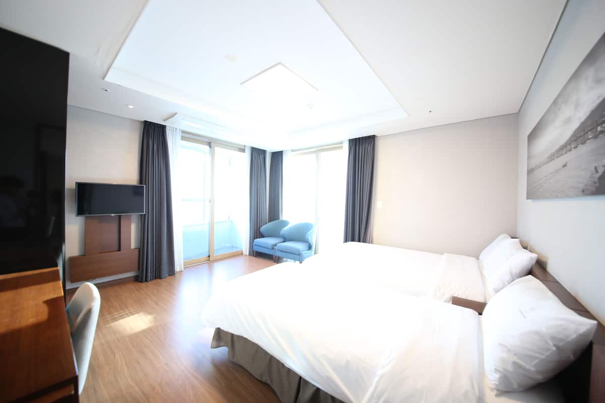 Family Triple Room | In-room safe, blackout curtains, soundproofing, iron/ironing board