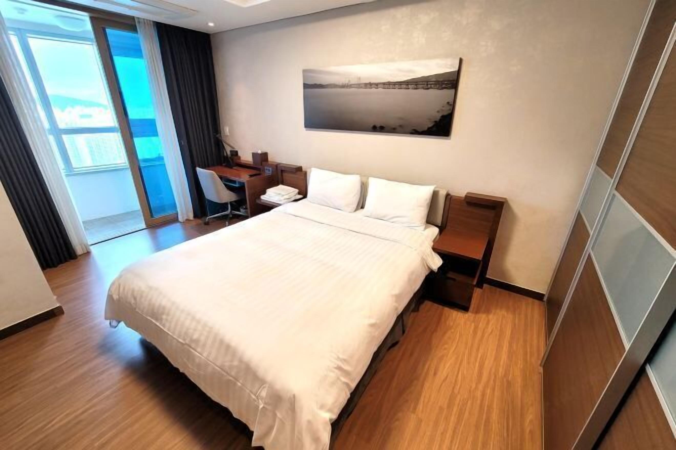 Värdeförvaringsskåp på rummet, mörkläggningsgardiner och ljudisolering