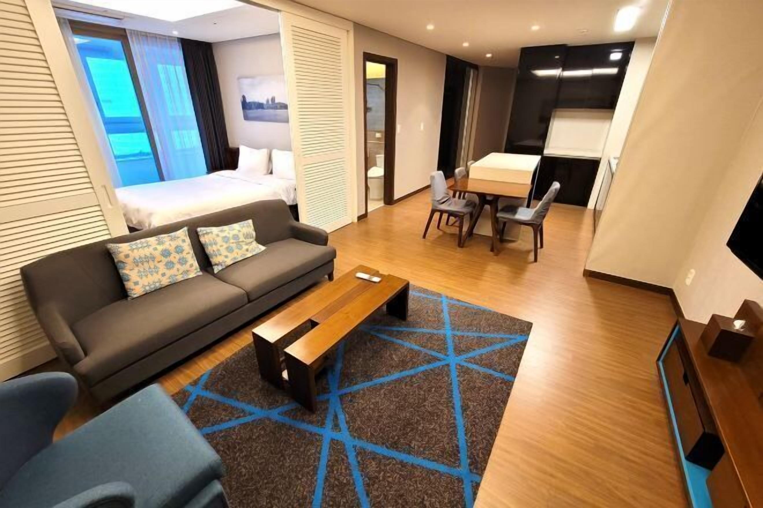 Värdeförvaringsskåp på rummet, mörkläggningsgardiner och ljudisolering