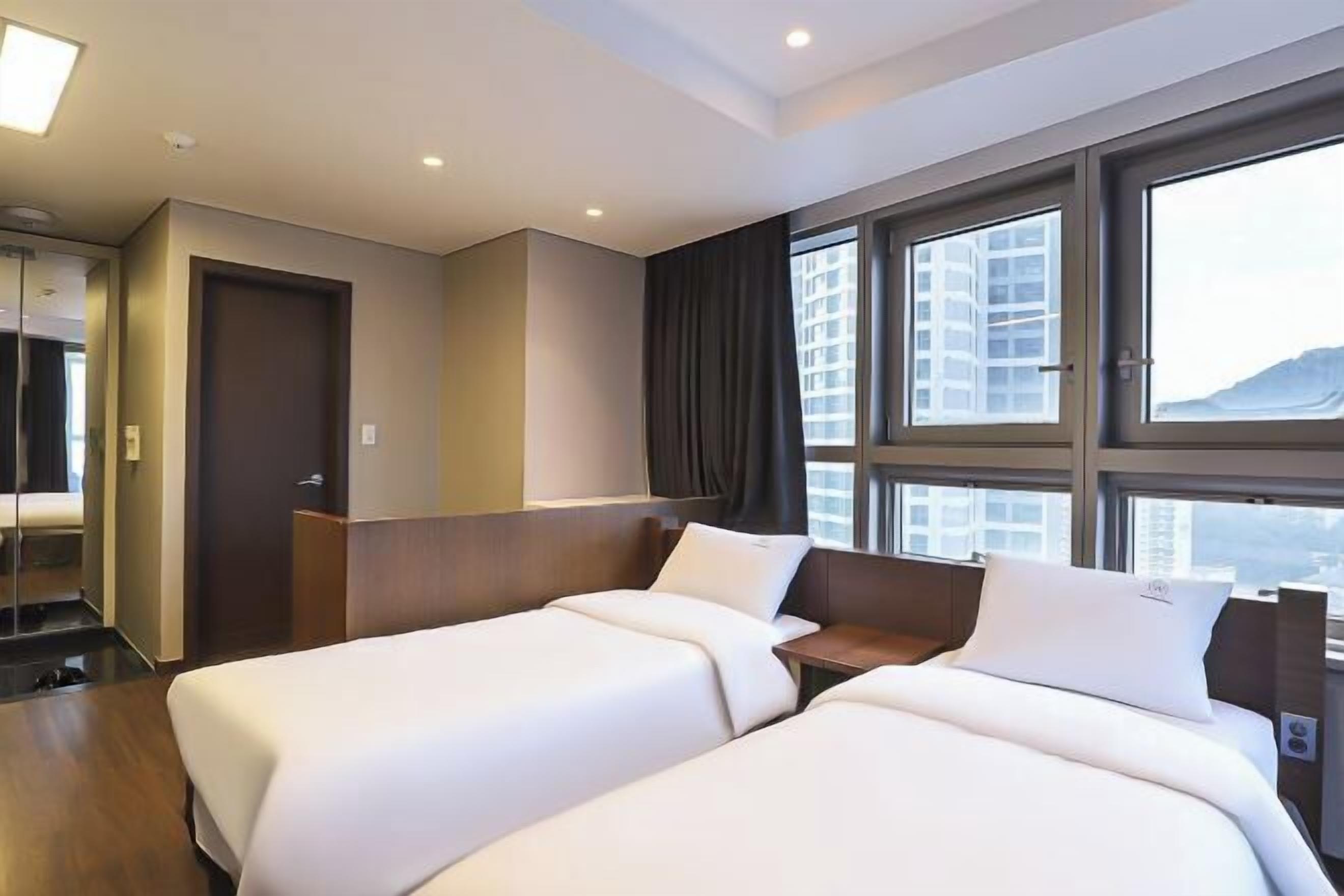 Värdeförvaringsskåp på rummet, mörkläggningsgardiner och ljudisolering